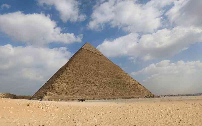 Walk around the Great Pyramid of Giza